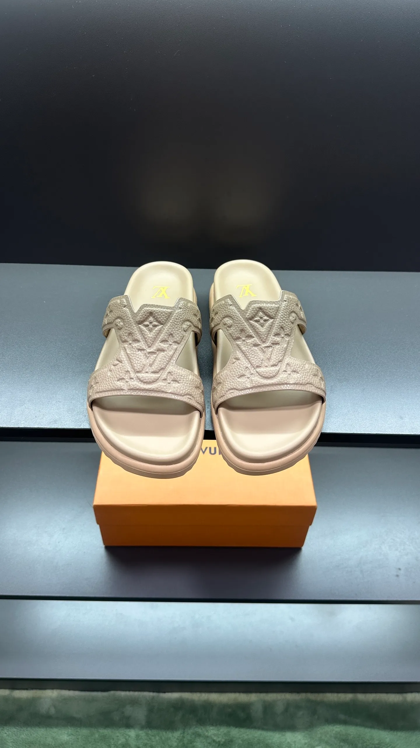 P300 🔍Top purchasing agent LV men's spring and summer slippers counter synchronized. The upper is made of cowhide fabric imported from Italy, with logo graphics and high-quality craftsmanship. The sole is: the original sole provided by the original factory. The exclusive molded sole is super comfortable. The original factory follows the order. 🔍🔍High quality. You can enter and exit the counter at will. Welcome to compare. Size 38-45